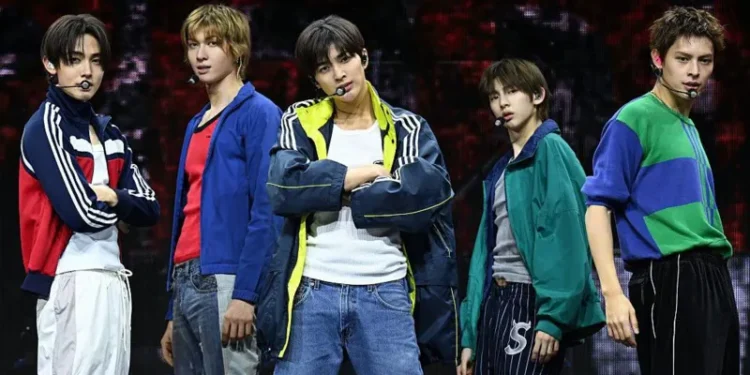 K-pop concert etiquette phone use