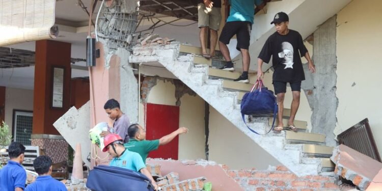 Powerful 7.7-Magnitude Earthquake Hits Eastern Indonesia