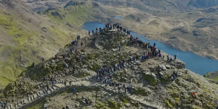 Yr Wyddfa queue dispute