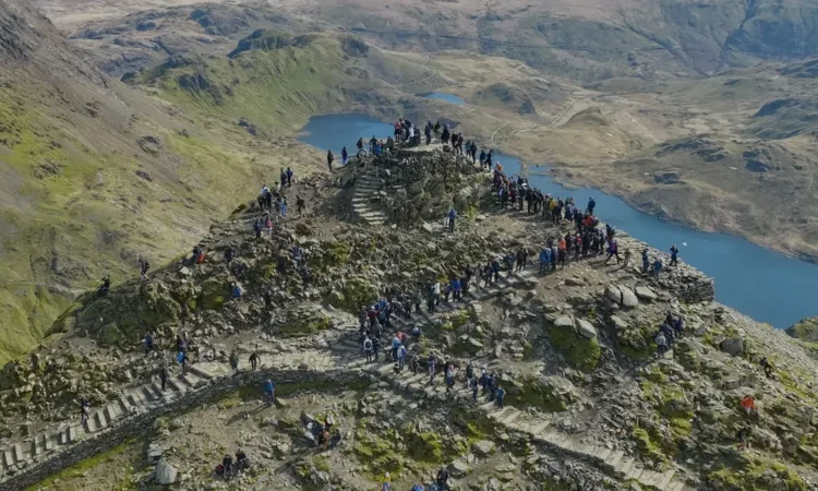 Yr Wyddfa queue dispute