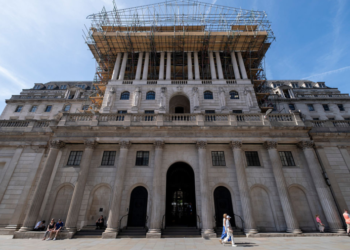 Bank Urged to Slow Bond Sales as UK Costs Rise