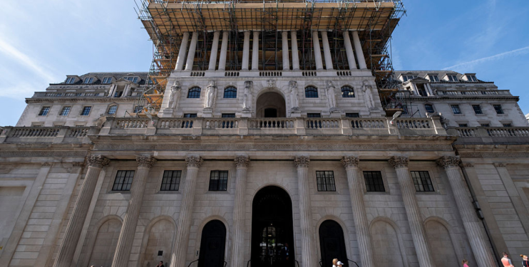 Bank Urged to Slow Bond Sales as UK Costs Rise