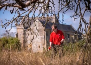 English Heritage Revives Traditional Scything Skills