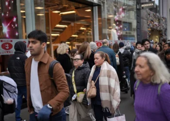 UK Retail Sales Rebound as Consumers Spend More