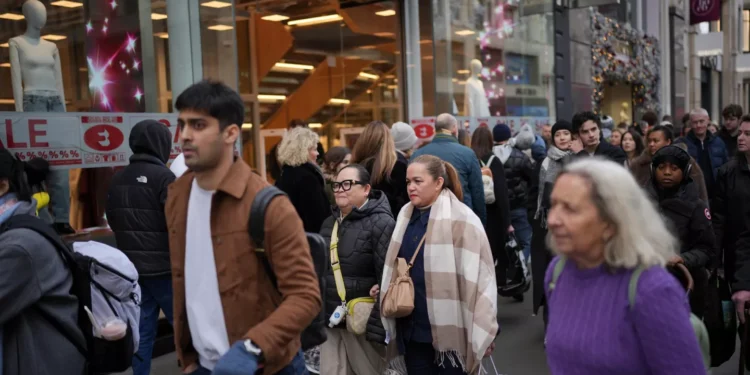 UK Retail Sales Rebound as Consumers Spend More