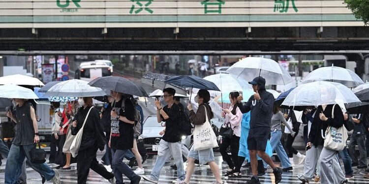 Japan Braces for Dujuan as Storm Threat Grows