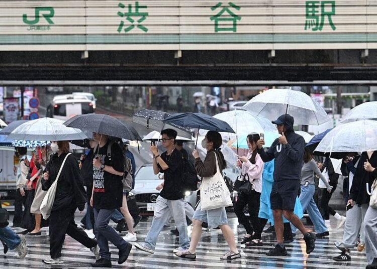 Japan Braces for Dujuan as Storm Threat Grows