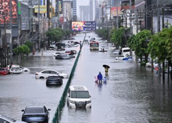 Thai downpours shift north-westwards after Bangkok floods