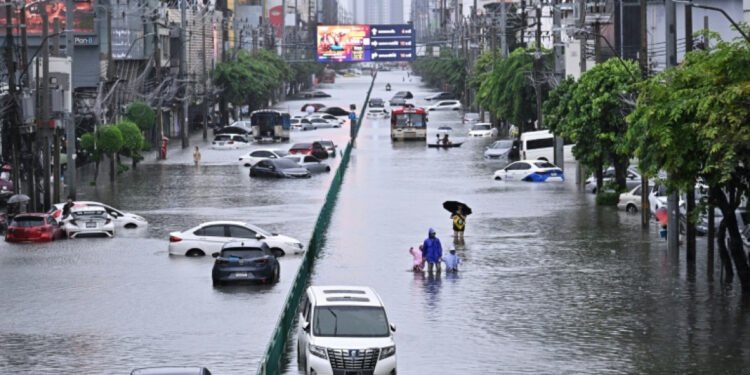 Thai downpours shift north-westwards after Bangkok floods