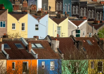 UK house price growth slows as mortgage rates rise