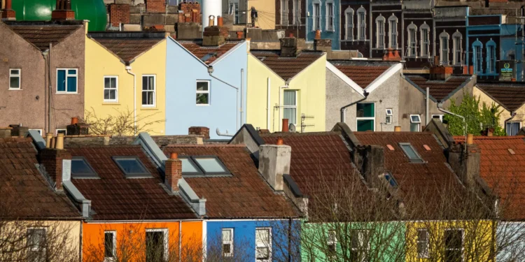 UK house price growth slows as mortgage rates rise