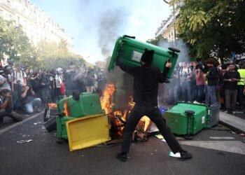 France Faces Debt Crisis as Protests and Markets Clash