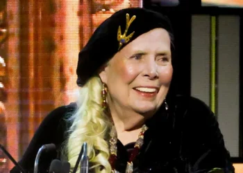 Joni Mitchell Becomes US Citizen After 62 Years