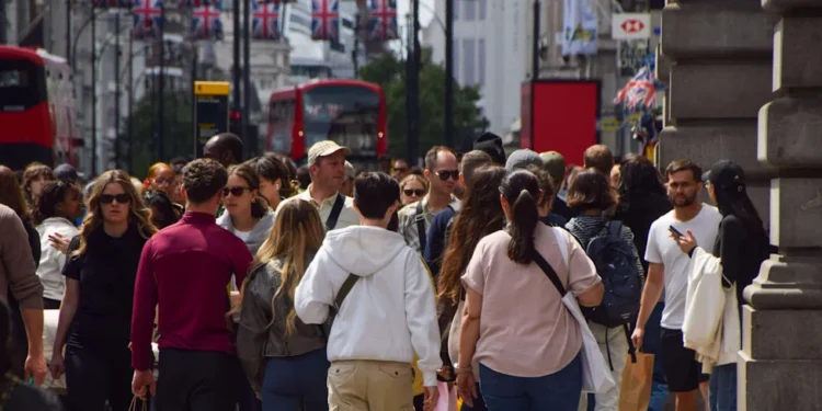 UK Economy Grows 0.1% Despite Consumer Spending Slump