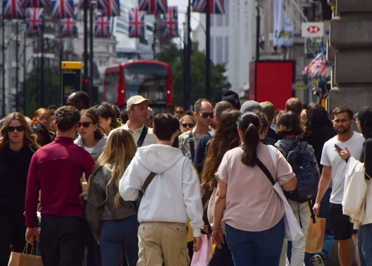 UK Economy Grows 0.1% Despite Consumer Spending Slump
