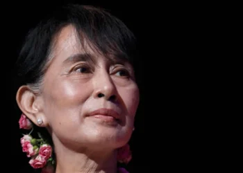 Suu Kyi Appears in Rare Photos After Royal Gift