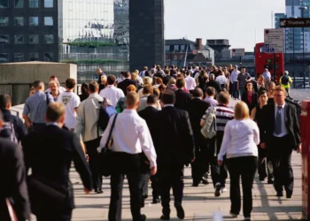UK Unemployment Falls to 4.7% as Vacancies Decline
