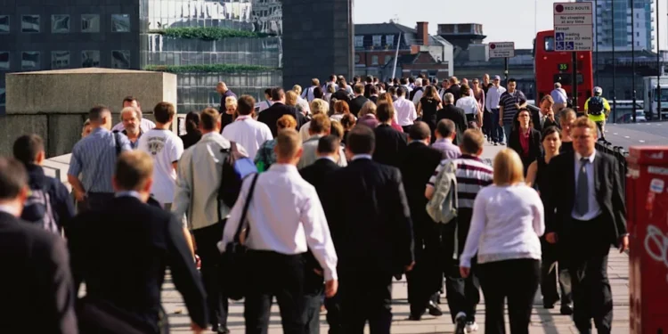 UK Unemployment Falls to 4.7% as Vacancies Decline