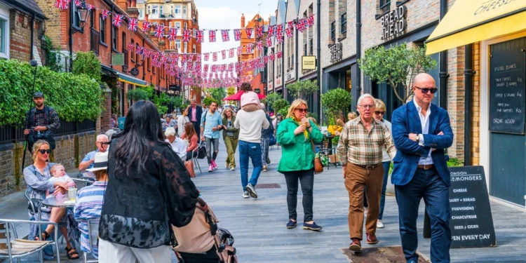 UK Consumer Confidence Plunges at Fastest Rate Since Brexit Vote