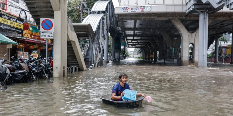 Bangkok Floods Push City to Breaking Point