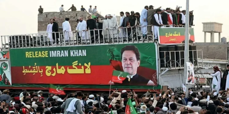 Pakistan Lawyers Back PTI Long March and Demands